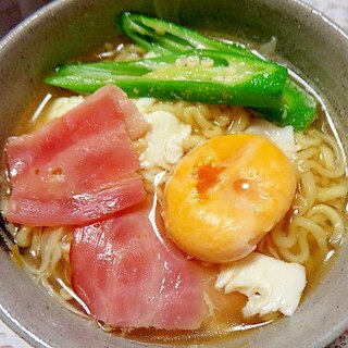 オクラと卵の即席ラーメン